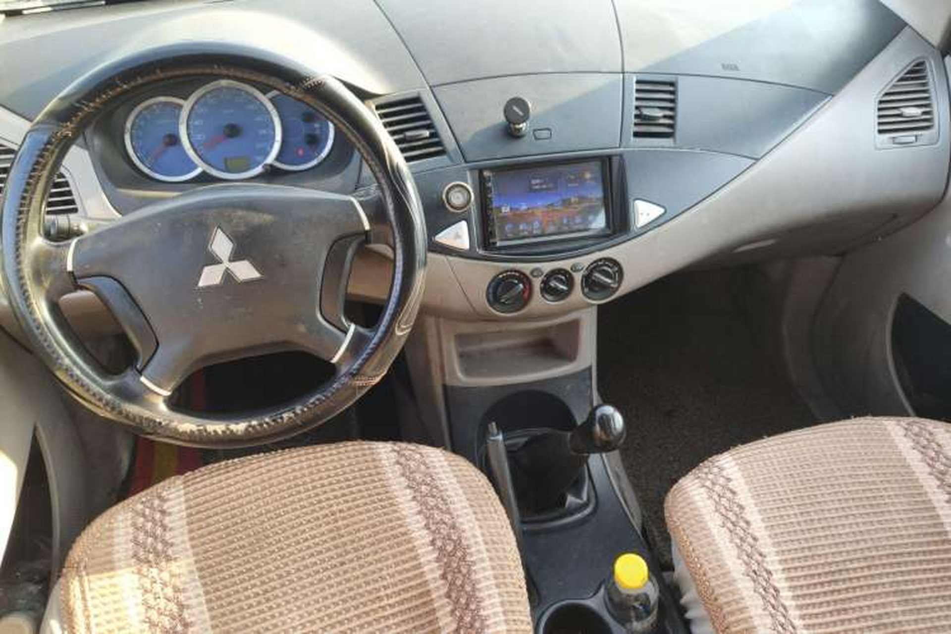 Used Mitsubishi Zinger 2011 2.0L Manual Classic Trim Center Console