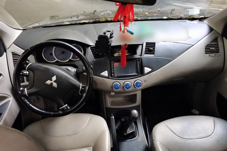Used Mitsubishi Zinger 2011 2.0L Manual Transmission Luxury Version Center Console