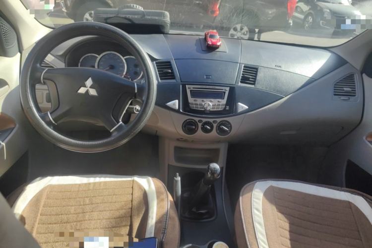 Used Mitsubishi Zinger 2011 2.0L Manual Transmission Luxury Version Center Console
