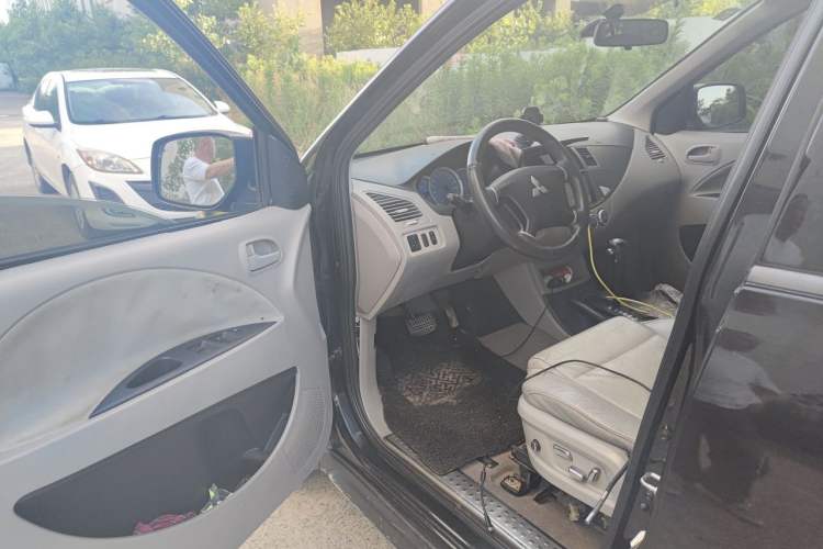 Used Mitsubishi Zinger 2011 2.0L Automatic-Transmission Flagship Version Driver Seat