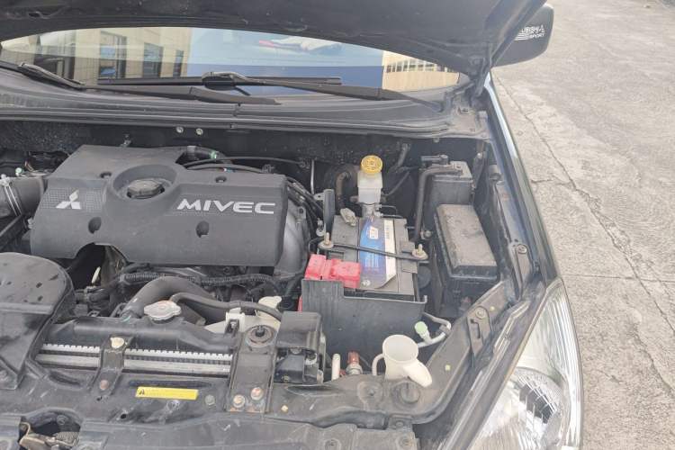 Used Mitsubishi Zinger 2011 2.0L Automatic-Transmission Flagship Version Engine Bay Left