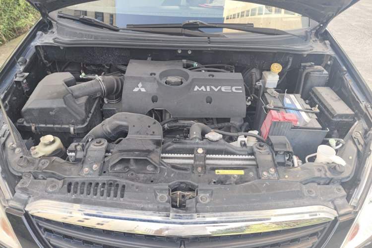 Used Mitsubishi Zinger 2011 2.0L Automatic-Transmission Flagship Version Engine Bay