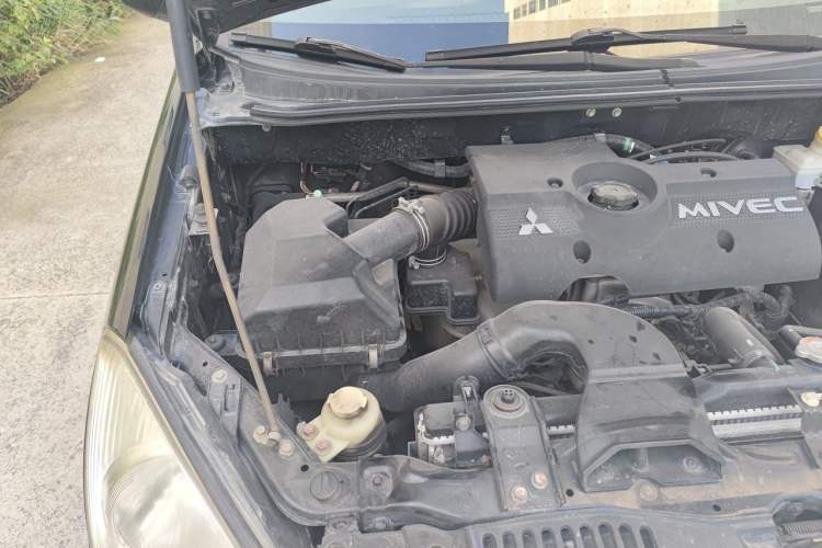 Used Mitsubishi Zinger 2011 2.0L Automatic-Transmission Flagship Version Engine Bay Right