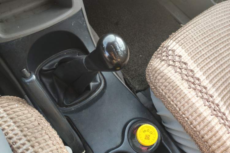 Used Mitsubishi Zinger 2011 2.0L Manual Classic Trim Gear Lever
