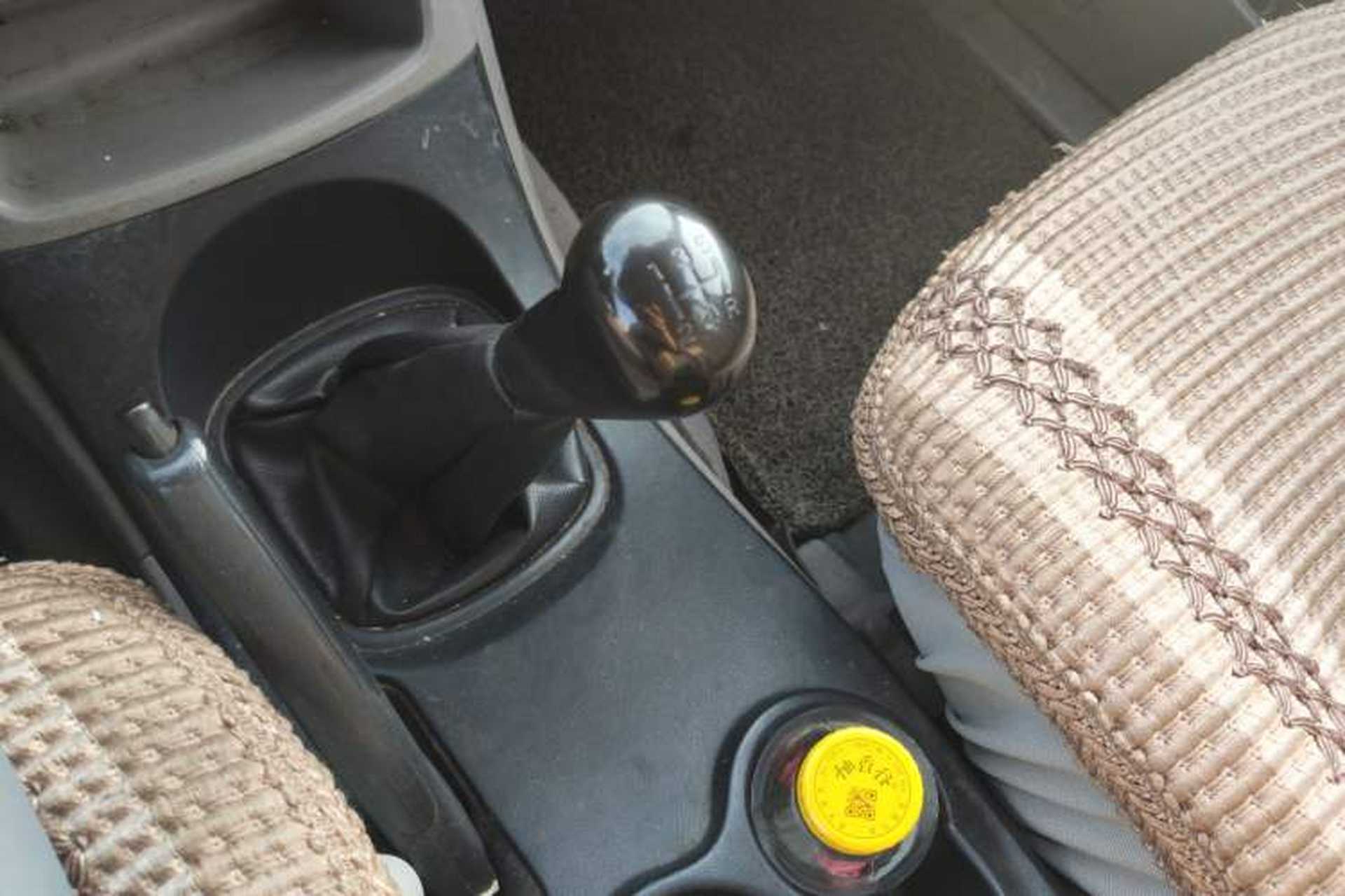 Used Mitsubishi Zinger 2011 2.0L Manual Classic Trim Gear Lever
