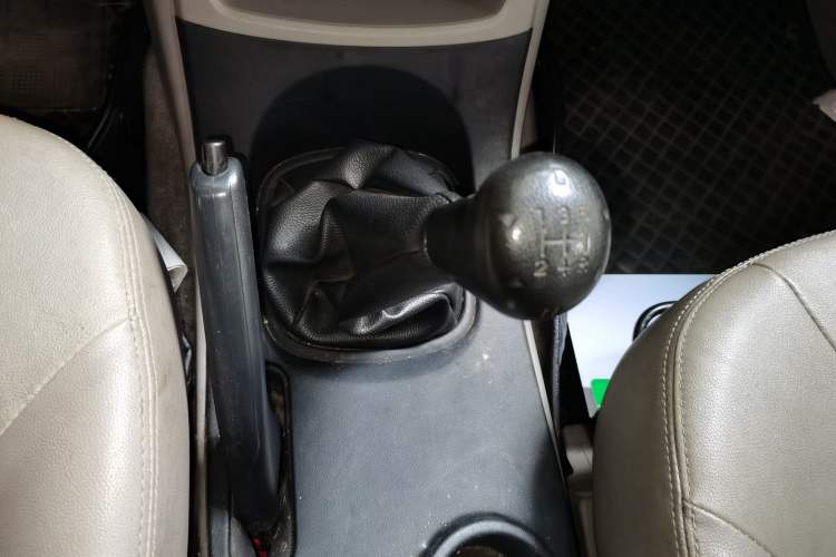 Used Mitsubishi Zinger 2011 2.0L Manual Transmission Luxury Version Gear Lever