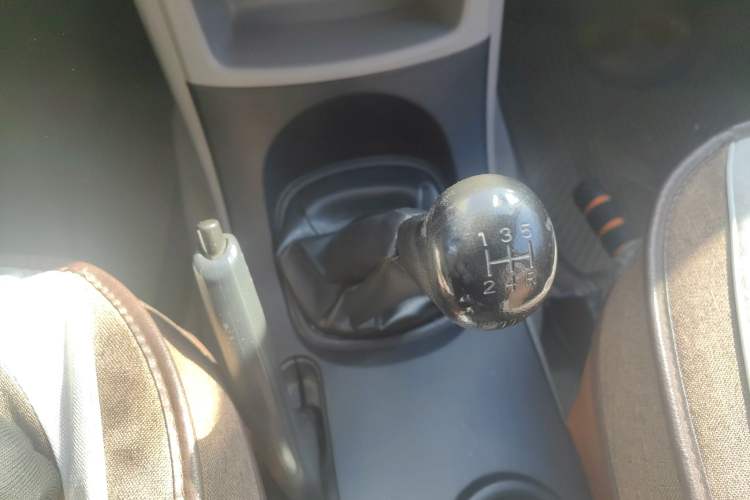 Used Mitsubishi Zinger 2011 2.0L Manual Transmission Luxury Version Gear Lever