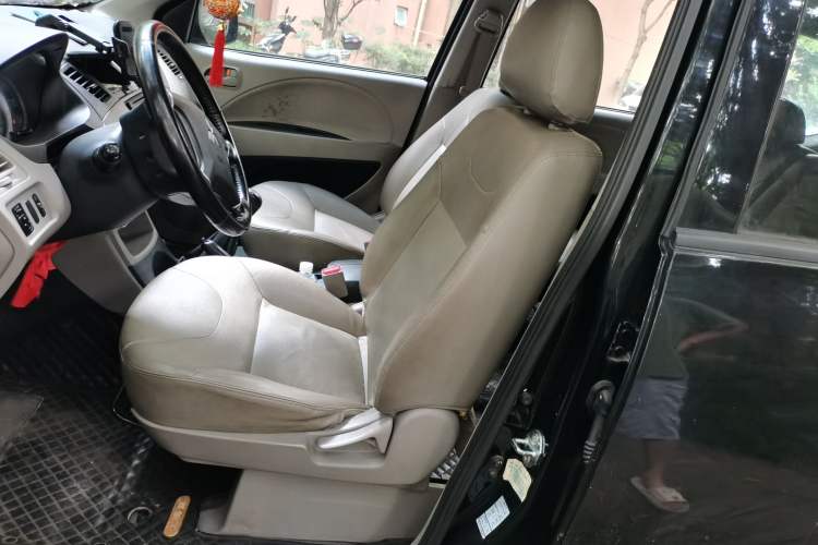 Used Mitsubishi Zinger 2011 2.0L Manual Transmission Luxury Version Left Front Seat
