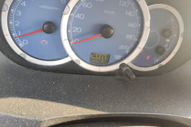 Used Mitsubishi Zinger 2011 2.0L Manual Classic Trim Odometer Close Up