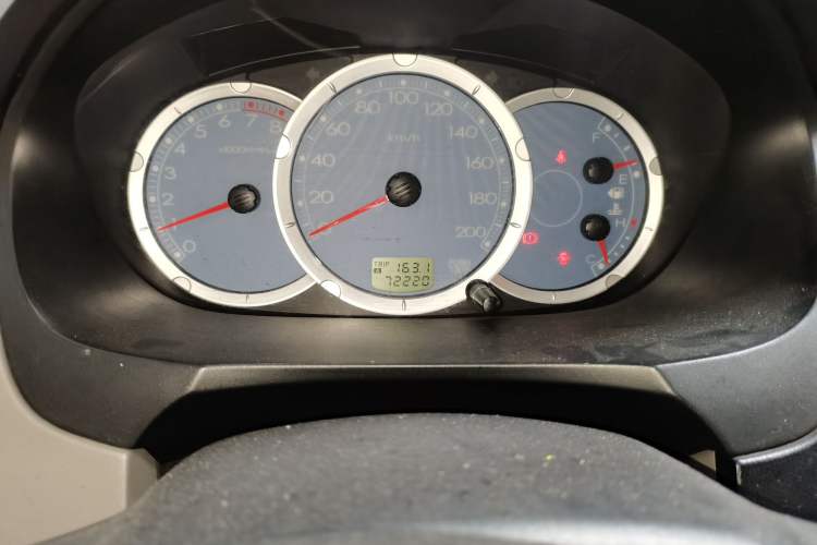 Used Mitsubishi Zinger 2011 2.0L Manual Transmission Luxury Version Odometer Close Up
