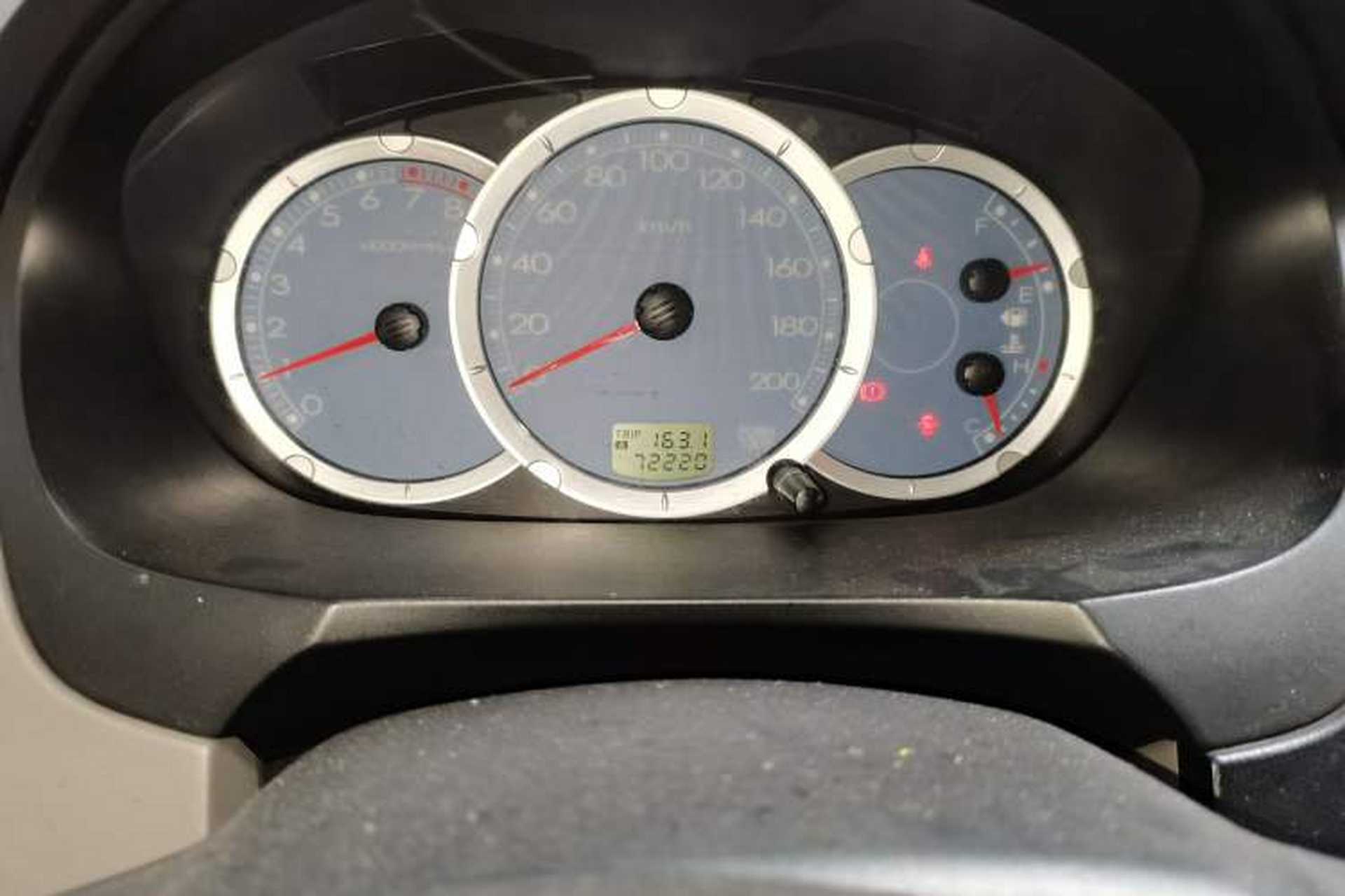 Used Mitsubishi Zinger 2011 2.0L Manual Transmission Luxury Version Odometer Close Up