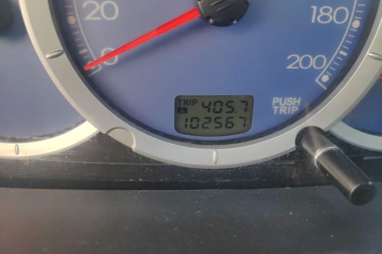 Used Mitsubishi Zinger 2011 2.0L Manual Transmission Luxury Version Odometer Close Up