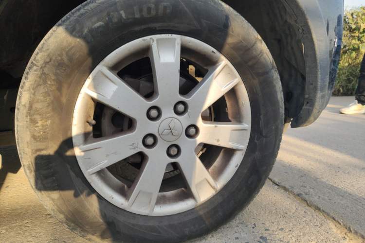 Used Mitsubishi Zinger 2011 2.0L Manual Classic Trim Right Front Wheel Hub