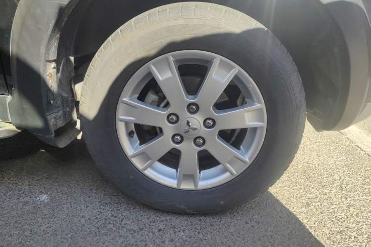 Used Mitsubishi Zinger 2011 2.0L Manual Transmission Luxury Version Right Front Wheel Hub