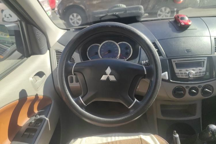 Used Mitsubishi Zinger 2011 2.0L Manual Transmission Luxury Version Steering Wheel