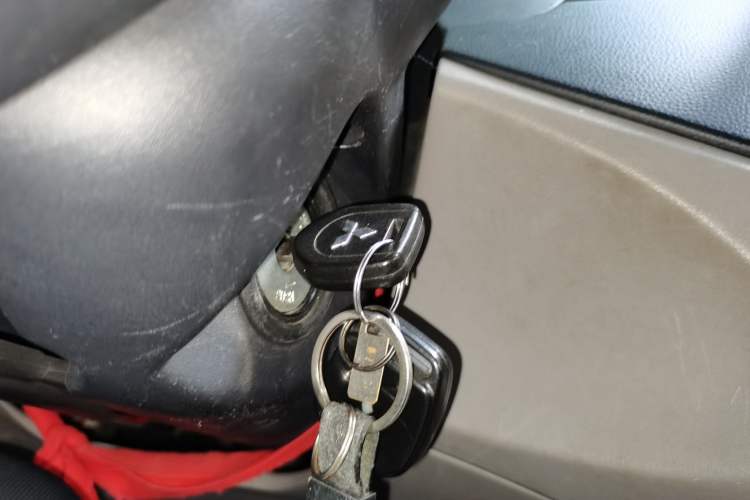 Used Mitsubishi Zinger 2011 2.0L Manual Transmission Luxury Version Vehicle Key