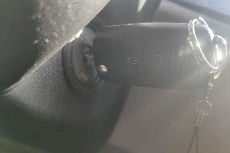 Used Mitsubishi Zinger 2011 2.0L Manual Transmission Luxury Version Vehicle Key