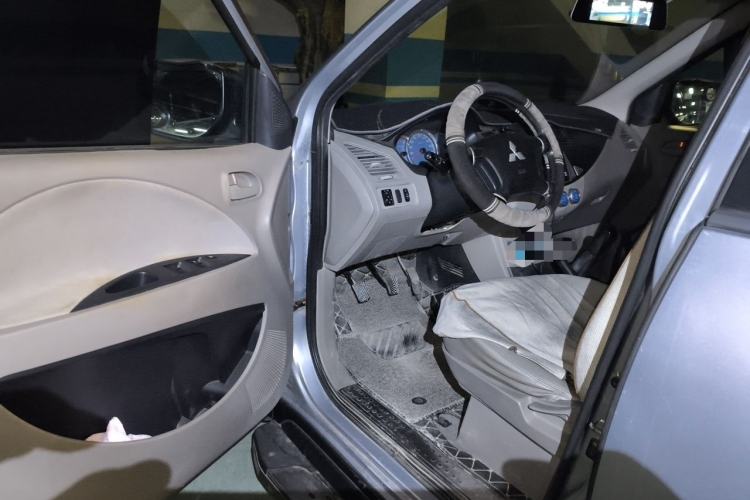 Used Mitsubishi Zinger 2011 2.0L Manual Transmission Luxury Version Driver Seat