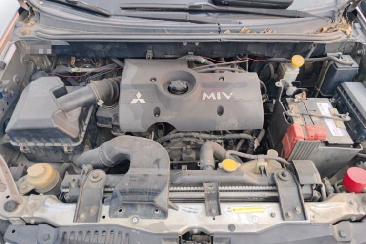 Used Mitsubishi Zinger 2011 2.0L Automatic Luxury Version Engine Bay