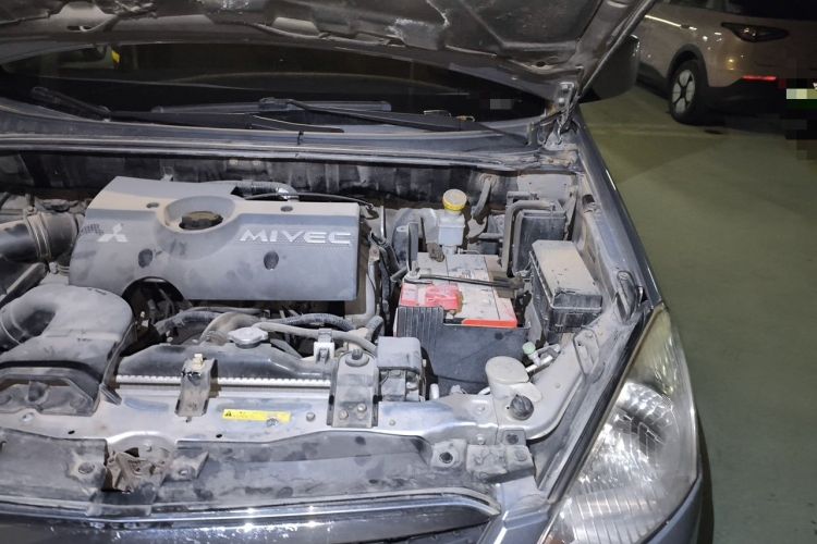Used Mitsubishi Zinger 2011 2.0L Manual Transmission Luxury Version Engine Bay Left