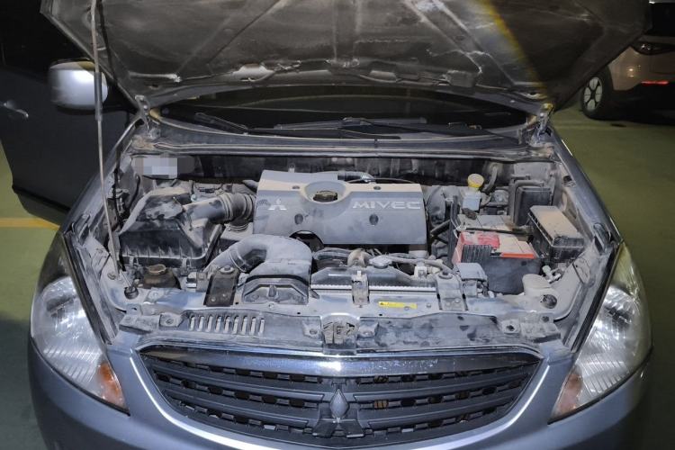 Used Mitsubishi Zinger 2011 2.0L Manual Transmission Luxury Version Engine Bay