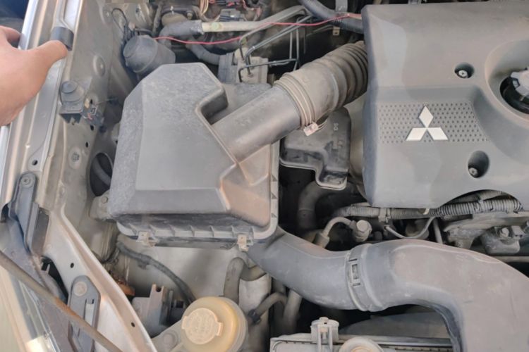 Used Mitsubishi Zinger 2011 2.0L Automatic Luxury Version Engine Bay Right