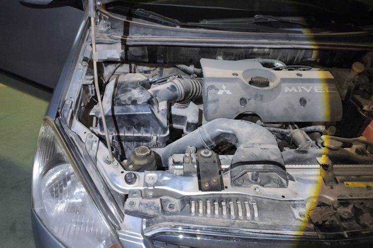 Used Mitsubishi Zinger 2011 2.0L Manual Transmission Luxury Version Engine Bay Right