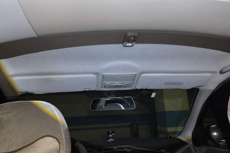 Used Mitsubishi Zinger 2011 2.0L Manual Transmission Luxury Version Headliner