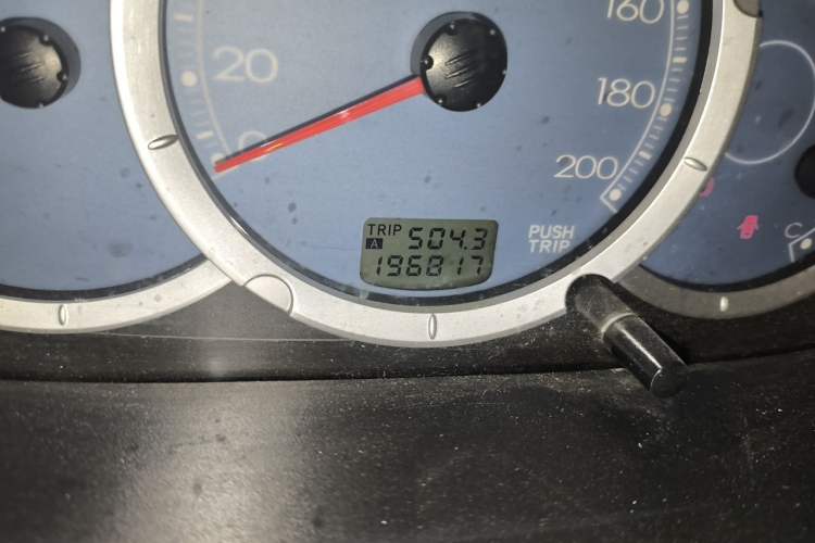 Used Mitsubishi Zinger 2011 2.0L Manual Transmission Luxury Version Odometer Close Up