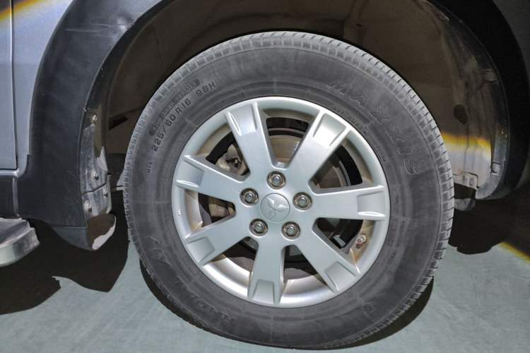 Used Mitsubishi Zinger 2011 2.0L Manual Transmission Luxury Version Right Front Wheel Hub