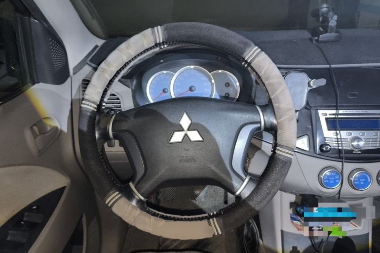 Used Mitsubishi Zinger 2011 2.0L Manual Transmission Luxury Version Steering Wheel