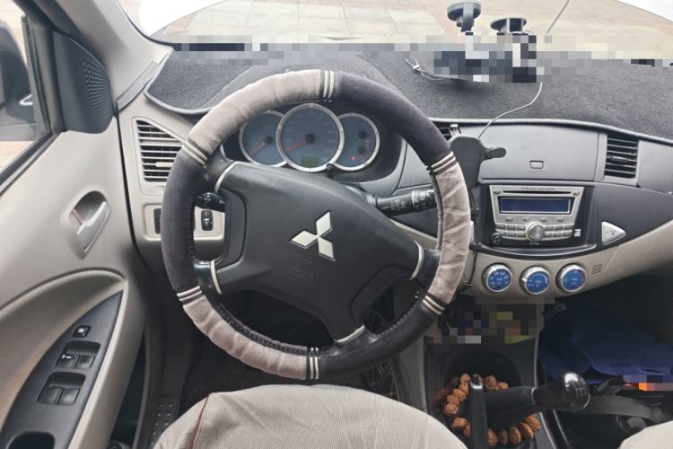 Used Mitsubishi Zinger 2011 2.0L Manual Transmission Luxury Version Steering Wheel