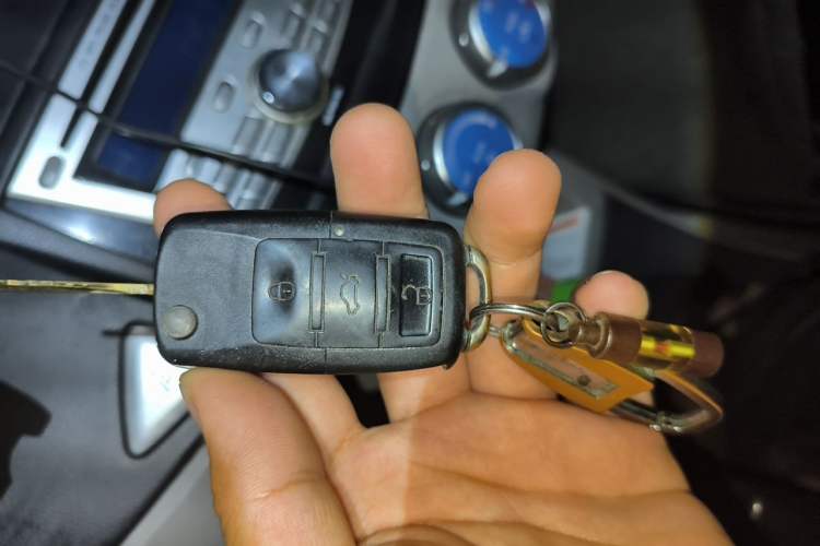 Used Mitsubishi Zinger 2011 2.0L Manual Transmission Luxury Version Vehicle Key