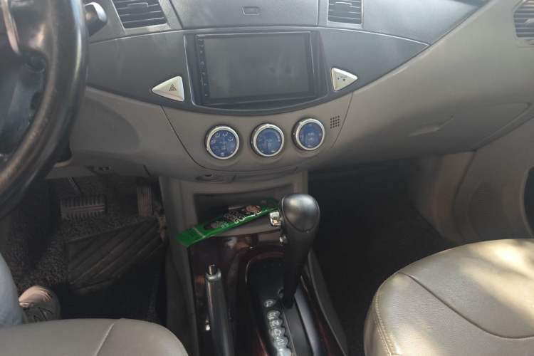 Used Mitsubishi Zinger 2011 2.0L Automatic Luxury Version Audio And AC Panel