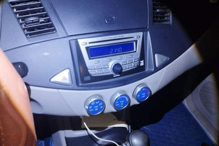 Used Mitsubishi Zinger 2011 2.0L Automatic Luxury Version Audio And AC Panel