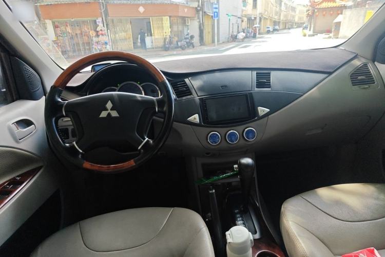Used Mitsubishi Zinger 2011 2.0L Automatic Luxury Version Center Console