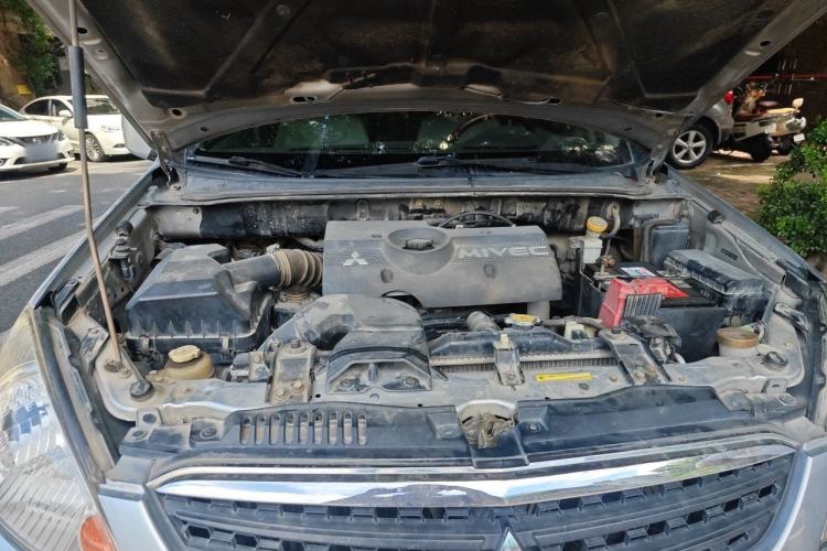 Used Mitsubishi Zinger 2011 2.0L Automatic Luxury Version Engine Bay