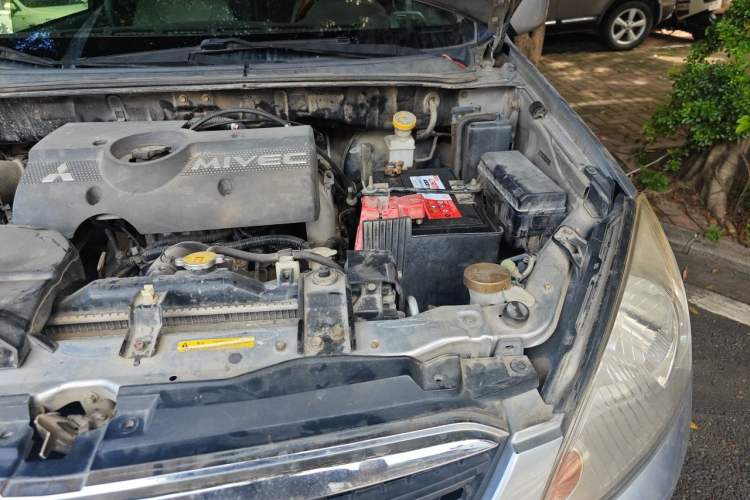 Used Mitsubishi Zinger 2011 2.0L Automatic Luxury Version Engine Bay Left