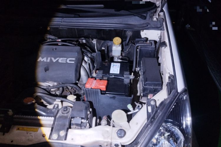Used Mitsubishi Zinger 2011 2.0L Automatic Luxury Version Engine Bay Left