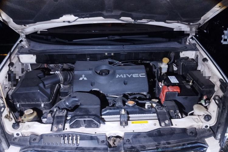 Used Mitsubishi Zinger 2011 2.0L Automatic Luxury Version Engine Bay