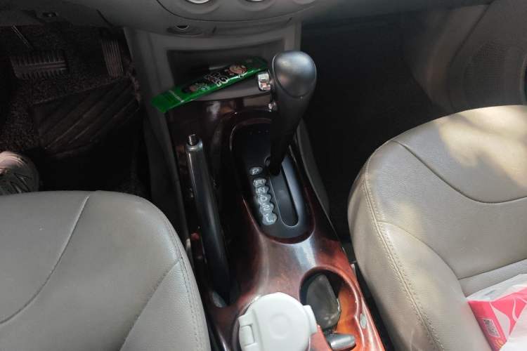 Used Mitsubishi Zinger 2011 2.0L Automatic Luxury Version Gear Lever