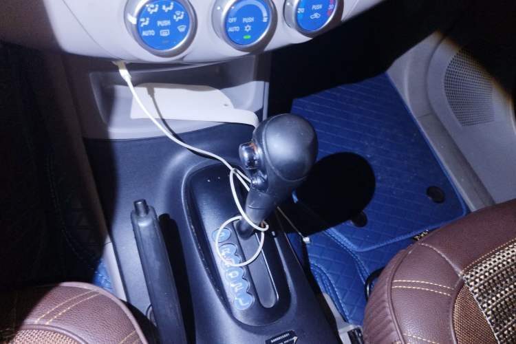Used Mitsubishi Zinger 2011 2.0L Automatic Luxury Version Gear Lever