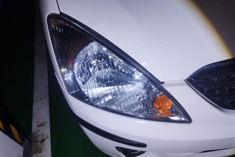 Used Mitsubishi Zinger 2011 2.0L Automatic Luxury Version Right Front Headlight