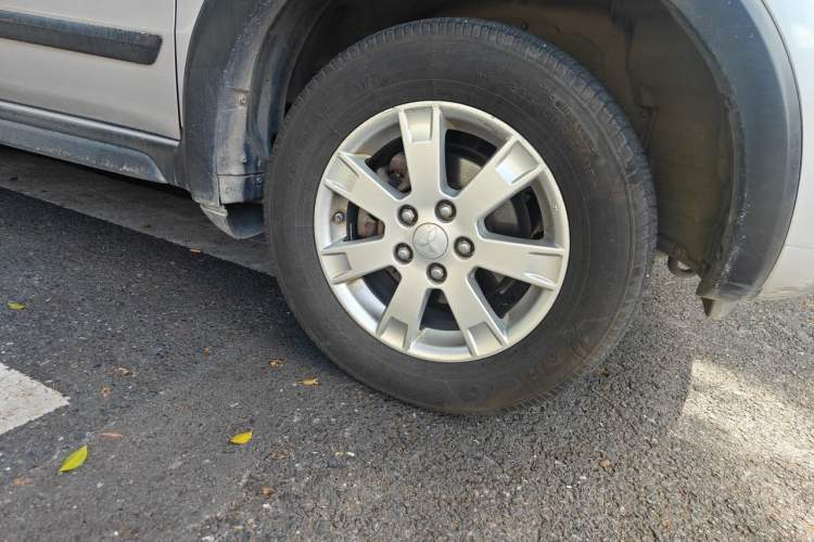 Used Mitsubishi Zinger 2011 2.0L Automatic Luxury Version Right Front Wheel Hub