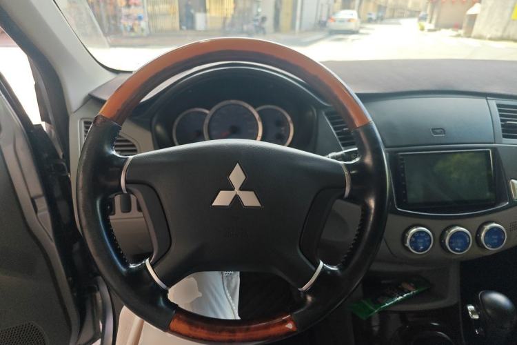 Used Mitsubishi Zinger 2011 2.0L Automatic Luxury Version Steering Wheel