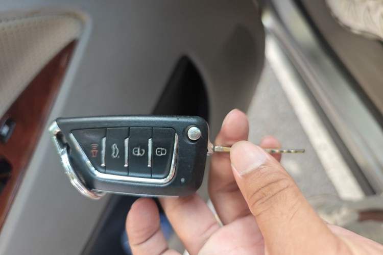 Used Mitsubishi Zinger 2011 2.0L Automatic Luxury Version Vehicle Key