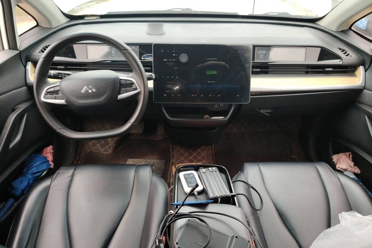 Used Morden Modern in 2022 610 km Fashion Edition Center Console