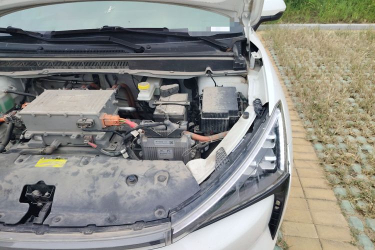 Used Morden Modern in 2022 610 km Fashion Edition Engine Bay Left