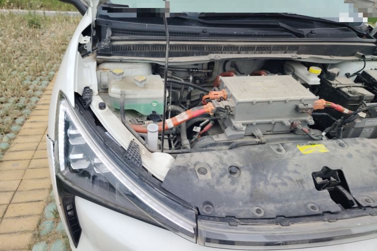 Used Morden Modern in 2022 610 km Fashion Edition Engine Bay Right