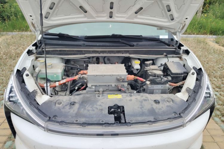 Used Morden Modern in 2022 610 km Fashion Edition Engine Bay